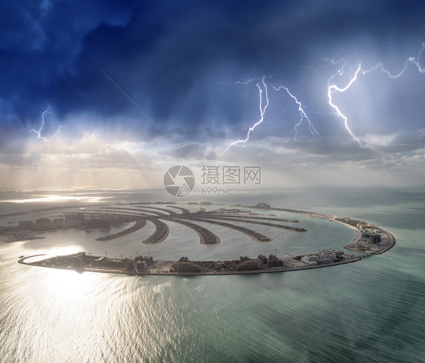 迪拜雷雨天海上风景图片