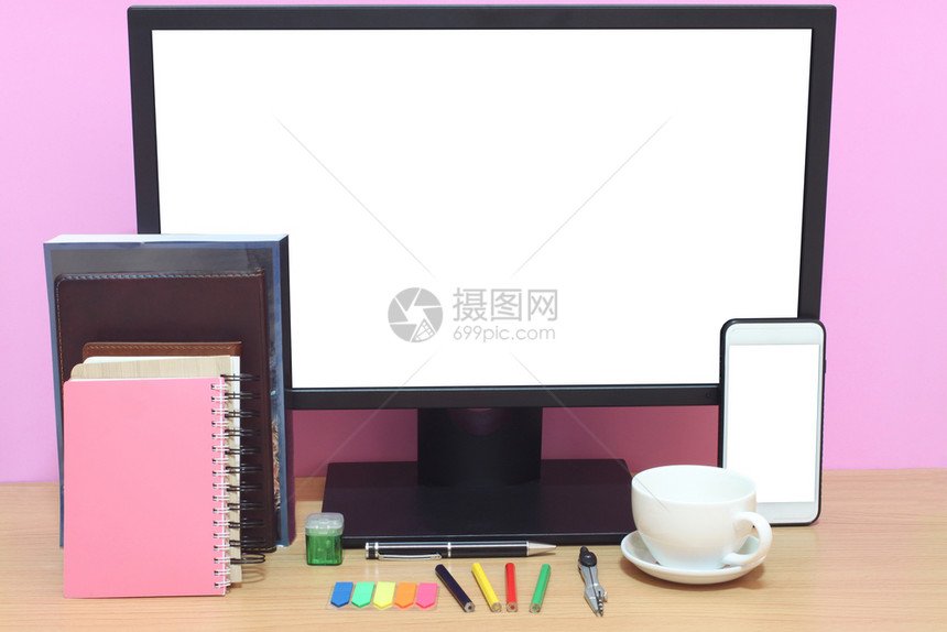 木制的将笔记本电脑空白屏幕和书籍放在桌面上并有复制空间供您在工作中使用互联网技术图片