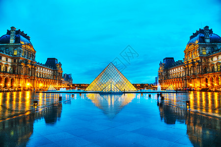 欧洲主要的2016年月4日法国巴黎卢浮宫金字塔LouvrePyramid是198年完成的卢浮宫博物馆主要入口现已成为巴黎的一个里背景图片