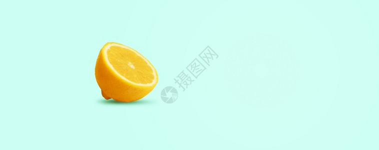 饮食健康蓝色背景切片柠檬全图像带有文字空间果汁图片