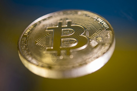 Bitcoin货币的加密硬背着景反射光互联网贸易匿名的图片