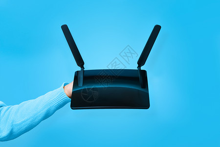 蓝色背景上的黑wifi路由器当地的连接调制解图片