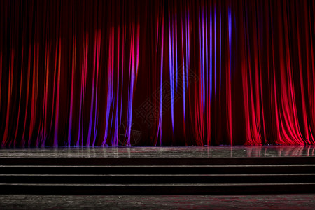 音乐会红窗帘和舞台礼在剧院里有梯子灯光多彩红色的聚灯图片