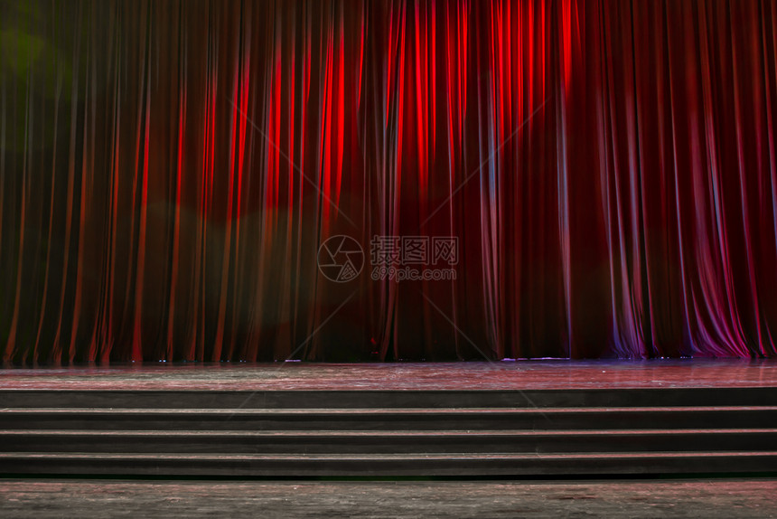 演戏优雅的剧红窗帘和舞台礼在剧院里有梯子灯光多彩图片