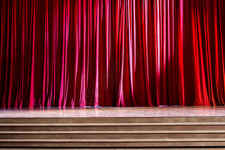 演戏仪式幕和舞台大厅阶在剧院中灯光丰富多彩生产图片