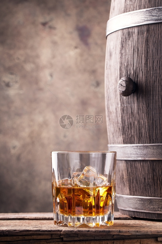 玻璃杯和一桶威士忌放在木制桌上玻璃杯和一桶威士忌白色的木制黑图片