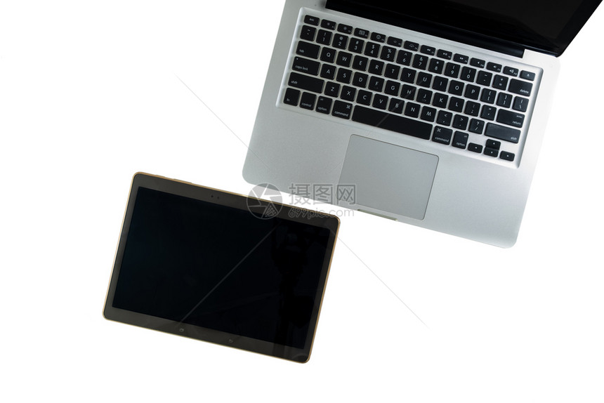 技术打开笔记本电脑和在白色背景上与复制空间隔绝的平板电脑桌上屏幕图片