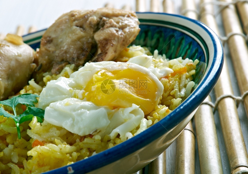 Cigitmaplov鸡肉和蛋阿塞拜然美食皮劳egg阿塞拜疆语白饭图片