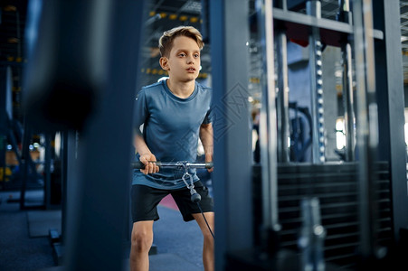 健身房运动锻炼的男孩图片