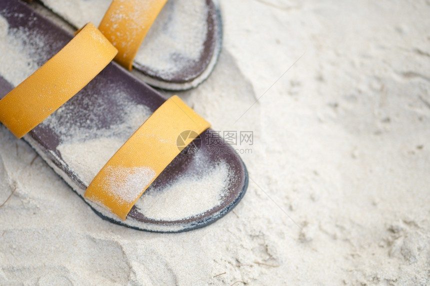 鞋子被放在海边滩的沙上享受海洋观视暑假和旅行度时蓝天空享受着大海风景热带天堂鞋类图片