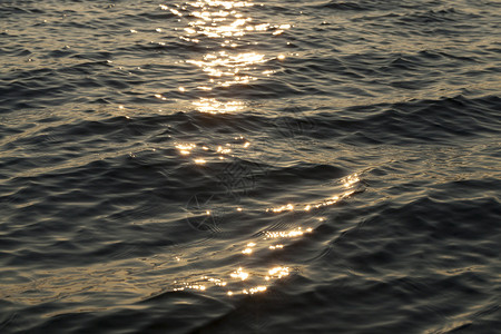 夕阳下波澜的海面图片
