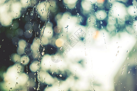 雨后窗玻璃上的滴水湿伞九月春天高清图片素材