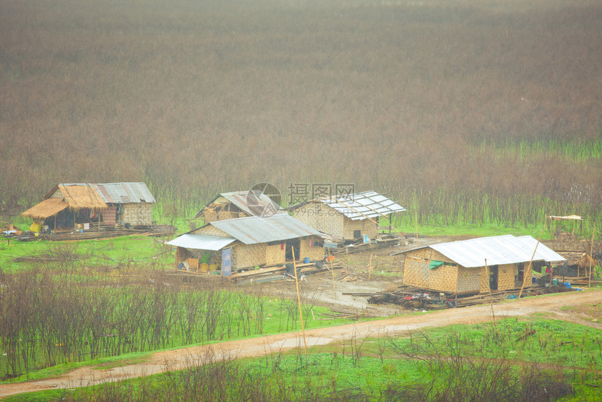 旅游山上有绿草的村庄东南雨图片