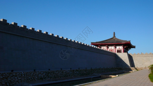蓝色砖纹背景结石塔灯古代清日城墙对着蓝天背景