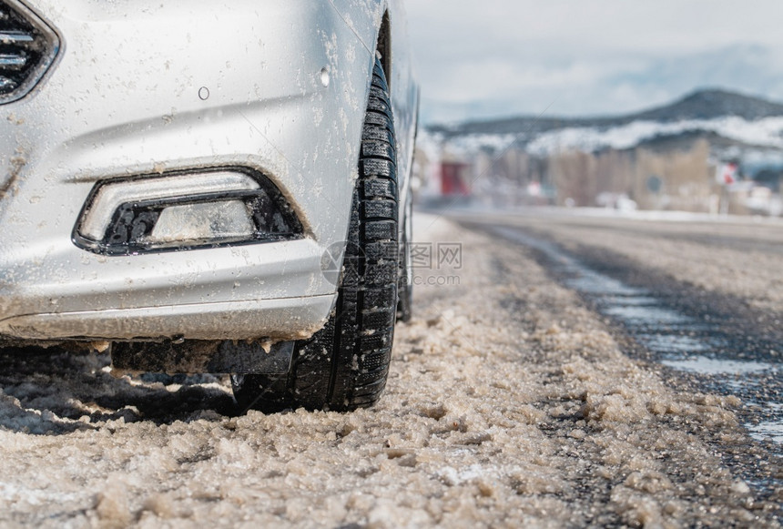 冬季在铺有雪的公路上关闭汽车轮胎选取焦点农村下雪的自然图片