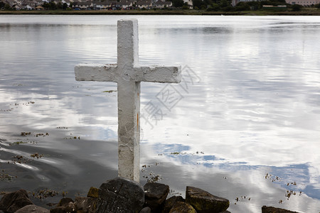 多于带白十字的湖泊视图活概述图片