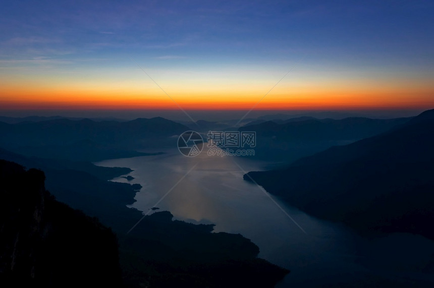 天空美平公园phadaengluang山日出时在大坝中美化山景和水平公园观美平公园日落环境图片