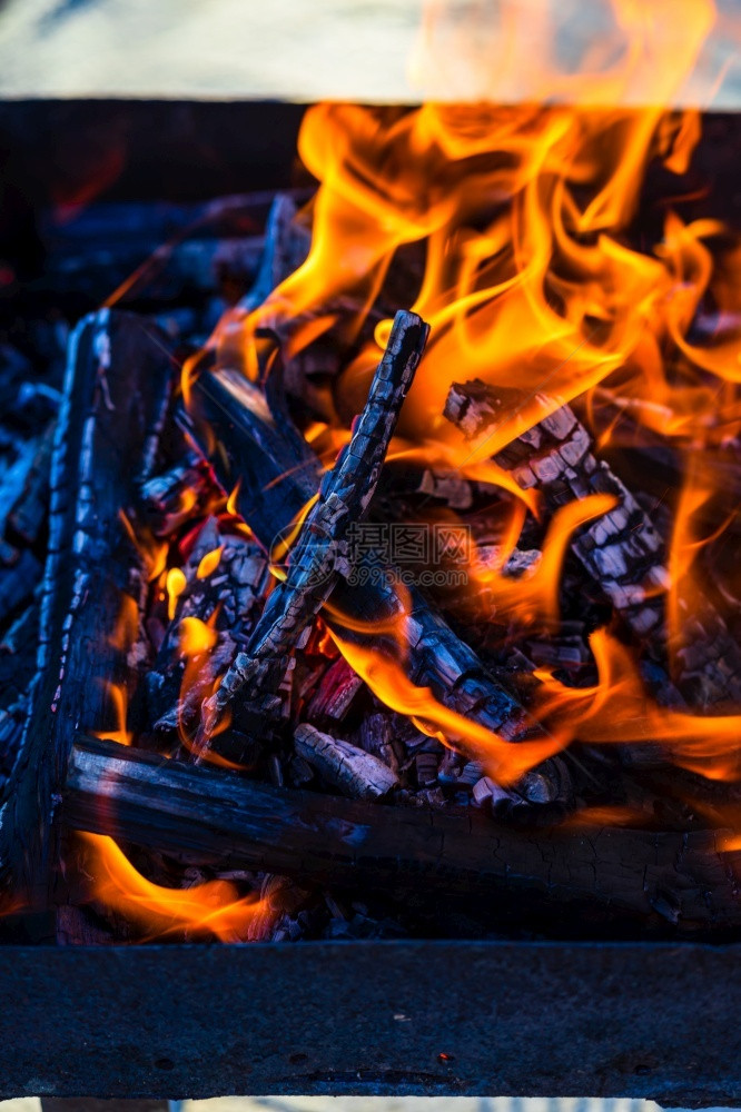 热的烧柴芯片以形成煤炭烧烤前火发光的形式图片
