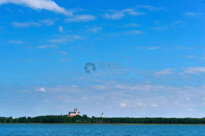 冒险季节钓鱼的湖或池塘船上的渔民风景美丽的池塘船上渔民钓鱼湖泊或池塘风景美丽的池塘森林图片