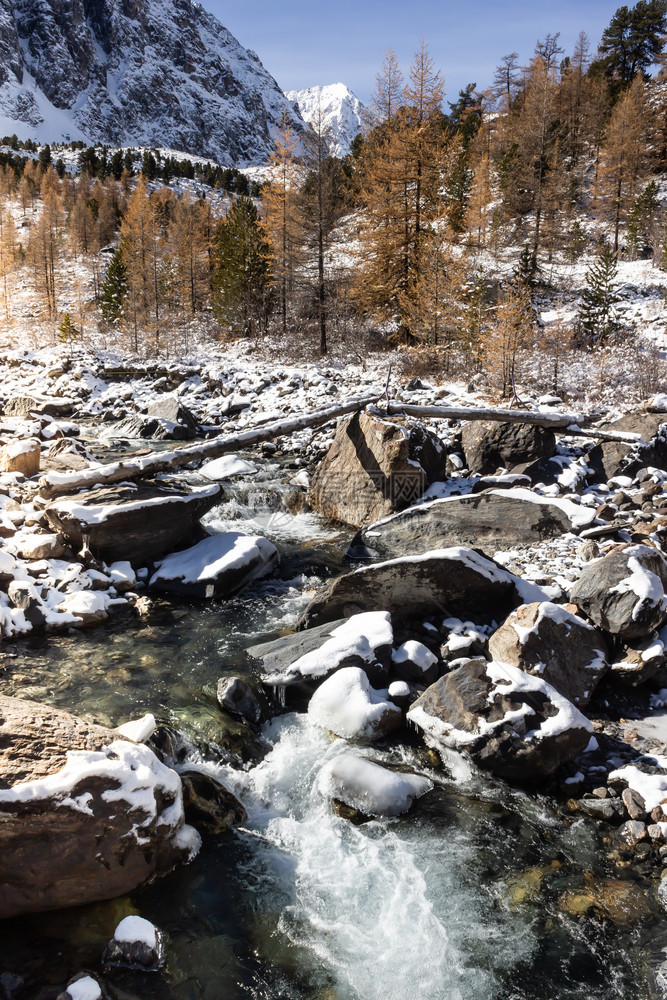 山河雪中的岩石在山冬季旅行最佳蓝色的白图片