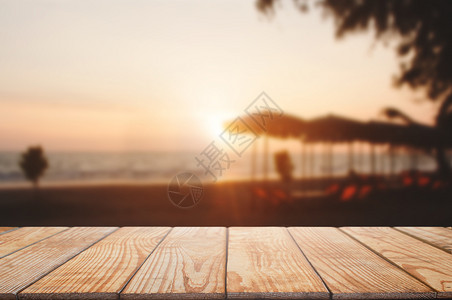 云桌上海滩和日落背景模糊不清的空木桌天图片