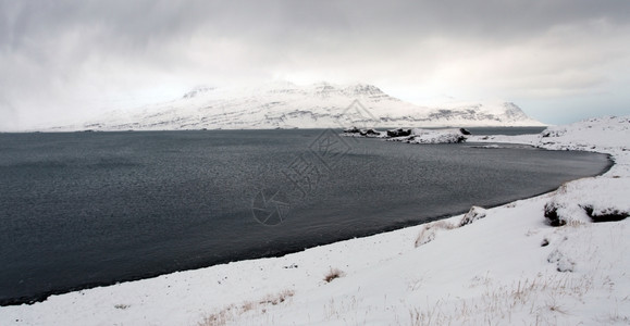 新鲜季节冰岛东峡湾敌对的冷冻地表景观下雪的图片