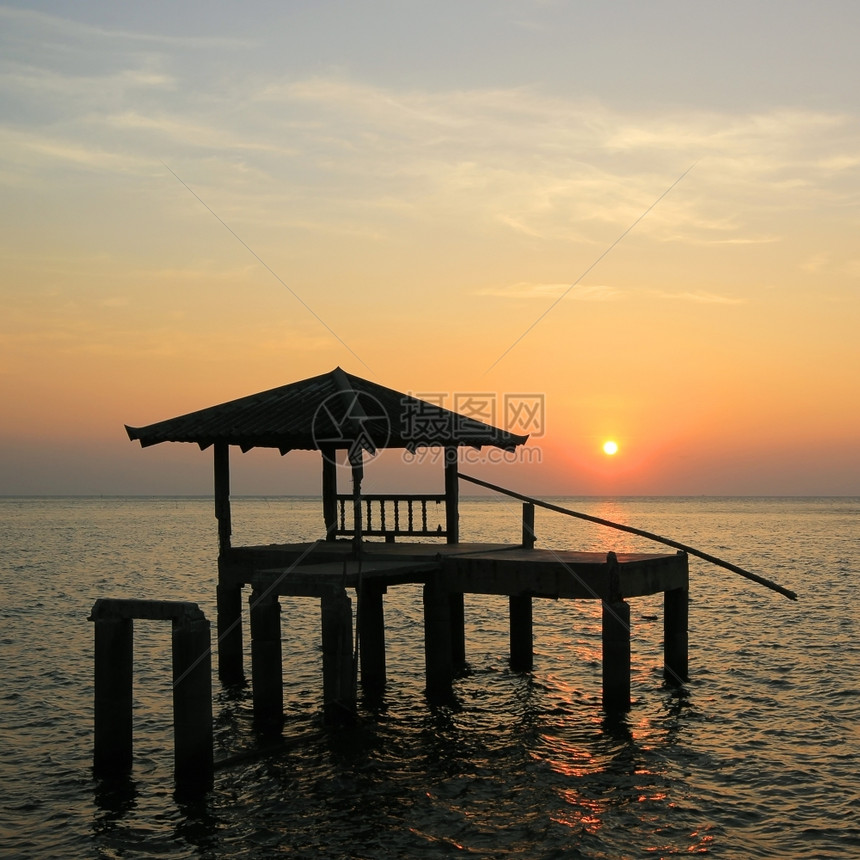 太阳日落时海上旧馆室的休眠水夜晚图片