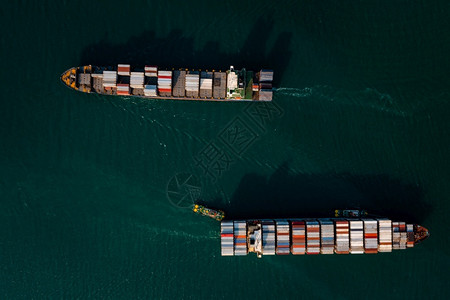 海洋港口航空最高观点是两艘集装箱货船在进出口业务和工商贸易物流和集装箱货船在公海上国际运输的进口货物服务公司和商贸后勤服务公司以背景图片