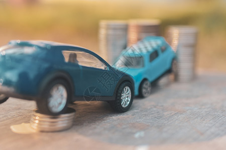 玩具木制桌面的模型硬币堆板金融保险和运输概念财务保险和运输概念租事故背景图片