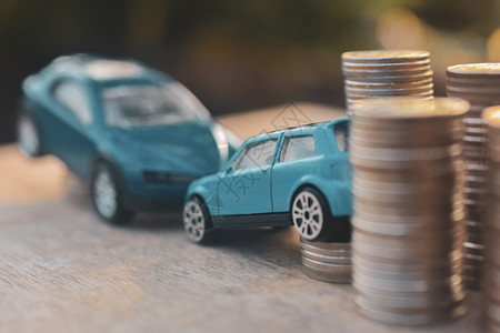投资货币木制桌面的模型硬币堆板金融保险和运输概念财务保险和运输概念关心背景图片