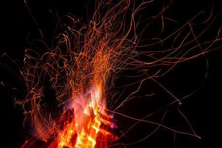黑暗的自然森林火花对抗黑夜篝火的花对抗黑夜荒野高清图片素材