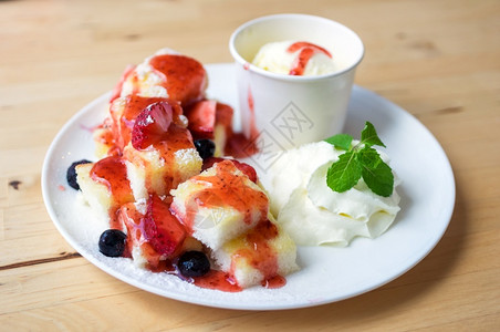 酱黄油吐司和冰淇淋加草莓奶油在白盘上加草莓奶油水果甜的图片