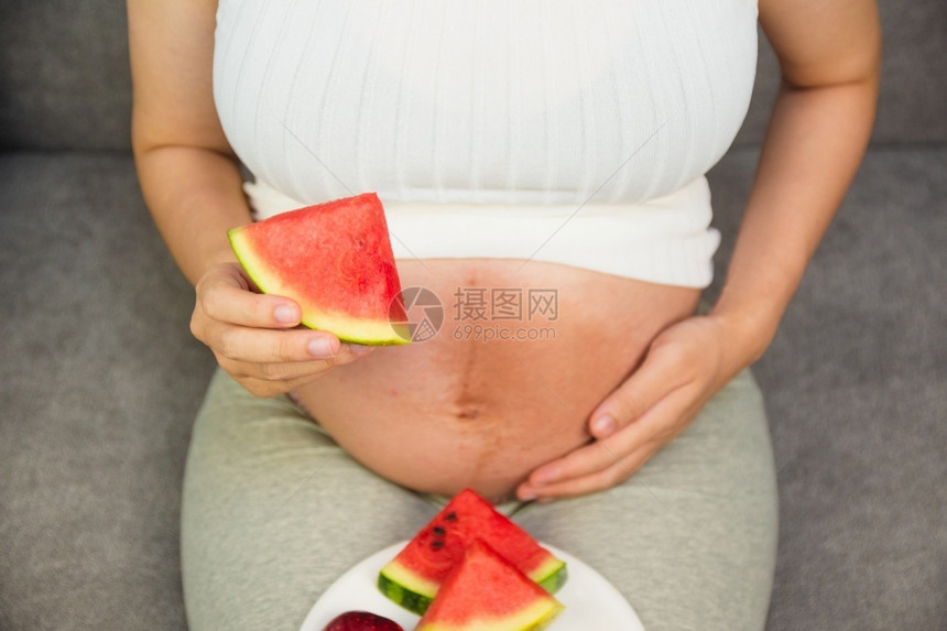 孕妇拿着切好的西瓜图片
