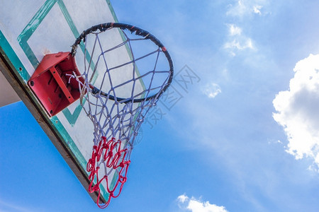 网蓝天空和云彩上的篮球圈竞赛活动图片