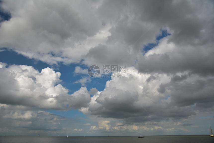 景观游艇海云层在湖上有船图片