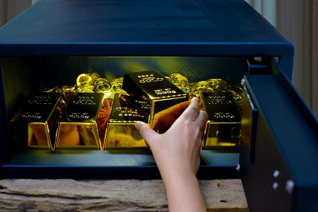 门装满硬币堆叠和金条的钢安全箱子黑色的图片