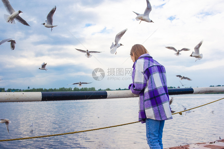 动物群小女孩的后视镜喂海鸥在Cute河上喂养海鸥小可爱的姑娘喂养海鸥种子门户14图片