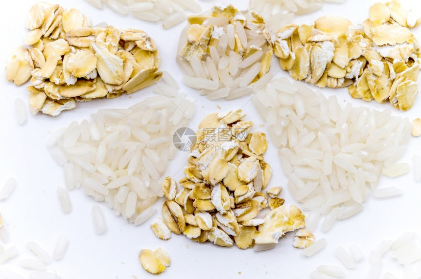 大米和燕麦片的雪花白色背景的燕麦片和大米粥谷物燕麦片和白色背景的大米花谷物薄片烹饪小吃图片