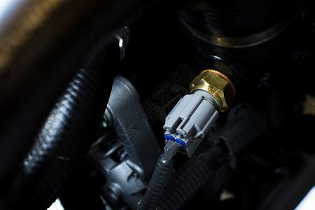 汽车刷卡感应器安装在汽车发动机上部件概念上的发动机感应器传一种油背景