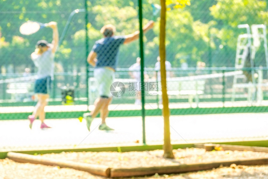 操场模糊的晴天网球场暑夏日阳光明媚的一天位女孩和她的教练关于夏季法院的网球训练专注数字图片