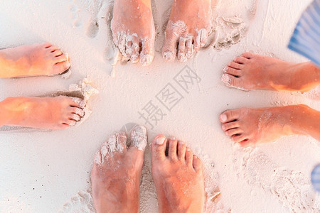 白沙滩上的脚丫图片