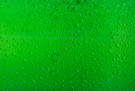 湿的飞沫啤酒瓶上滴水的质啤酒背景地图片