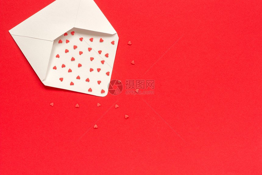 婚礼惊喜红糖从白纸信封上撒洒糖果心放在红色背景的左边最白纸信封上复制文本空间节和卡礼物以爱来传递的信息红甜会喷洒糖果心在红色图片