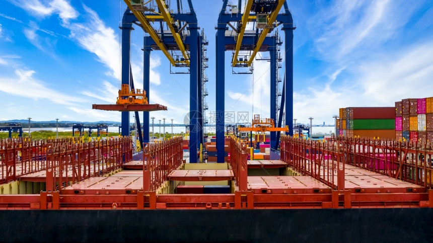港口Quay起重机工业海港集装箱码头的起重车装有集箱船和蓝天起重机的海上货运港轮商业物流出口运输货进出技术机器图片