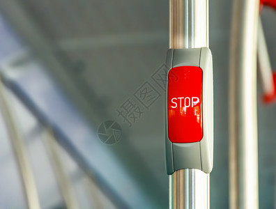 天公共交通车的金属扶手上红色停扣按板公共运输推汽车图片