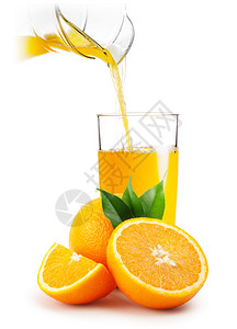橙汁倒入玻璃和橘子中以白色背景隔绝的橙汁倒入玻璃和子中循环透明大学图片