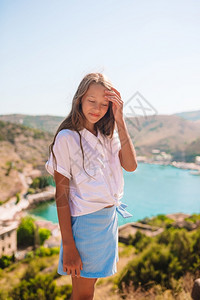 最佳徒步旅行户外山顶上的小女孩欣赏山谷美景俯瞰海湾的美丽女孩图片