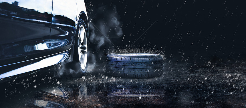 危险运动湿的黑色汽车零用轮被放在暴雨中的公路上黑背景的复制空间图片