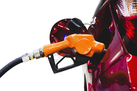 燃料消耗乙醇燃料油泵喷嘴正在对一辆红车的油箱加自动售货机背景
