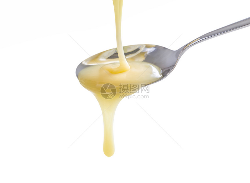 降低有机的以白色背景茶匙为原料用冷冻牛奶和茶勺进行缝合式灌注奶精图片